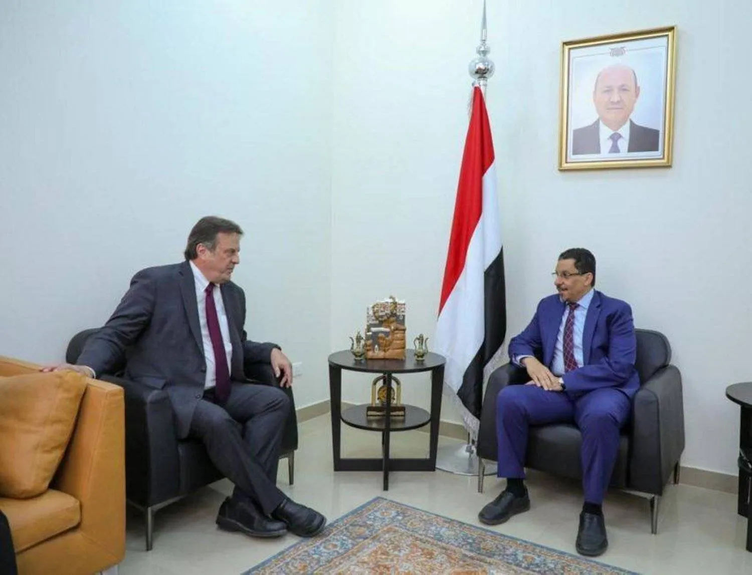 Yemeni Foreign Minister Ahmed bin Mubarak held discussions on Monday with the UN Resident Coordinator and Humanitarian Coordinator for Yemen, David Gressly (Saba News Agency)