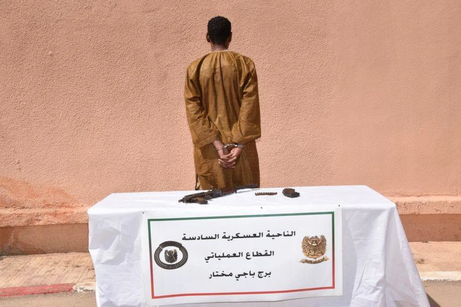 صورة المتطرف الذي سلم نفسه للجيش الجزائري (وزارة الدفاع الجزائرية)