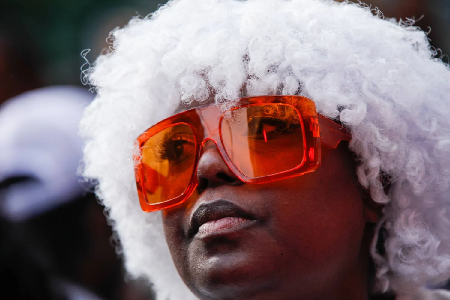 مشجعة خلال حضور حفل الدي جي الأميركي ميستر سي خلال احتفال مرور 50 عاماً على موسيقى الهيب هوب في بروكلين (أ.ف.ب)