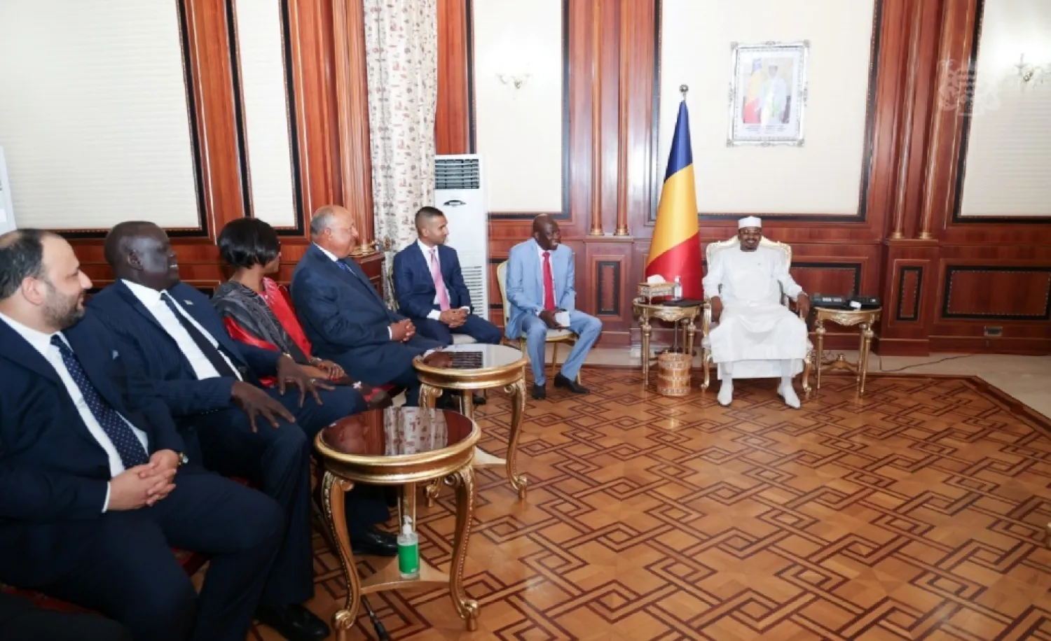 رئيس تشاد محمد إدريس ديبي خلال استقباله وزراء خارجية دول جوار السودان على هامش اجتماعهم الأول في نجامينا (الرئاسة التشادية)