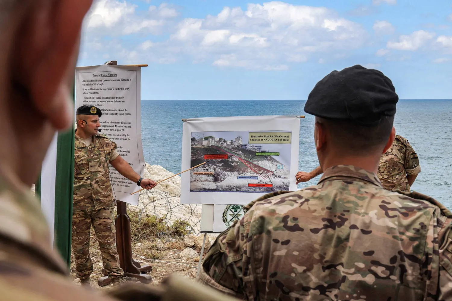 ضابط لبناني يعرض لممثلي الدول الدائمة العضوية في مجلس الأمن الدولي الوضع على الحدود بين لبنان وإسرائيل (أ.ف.ب)