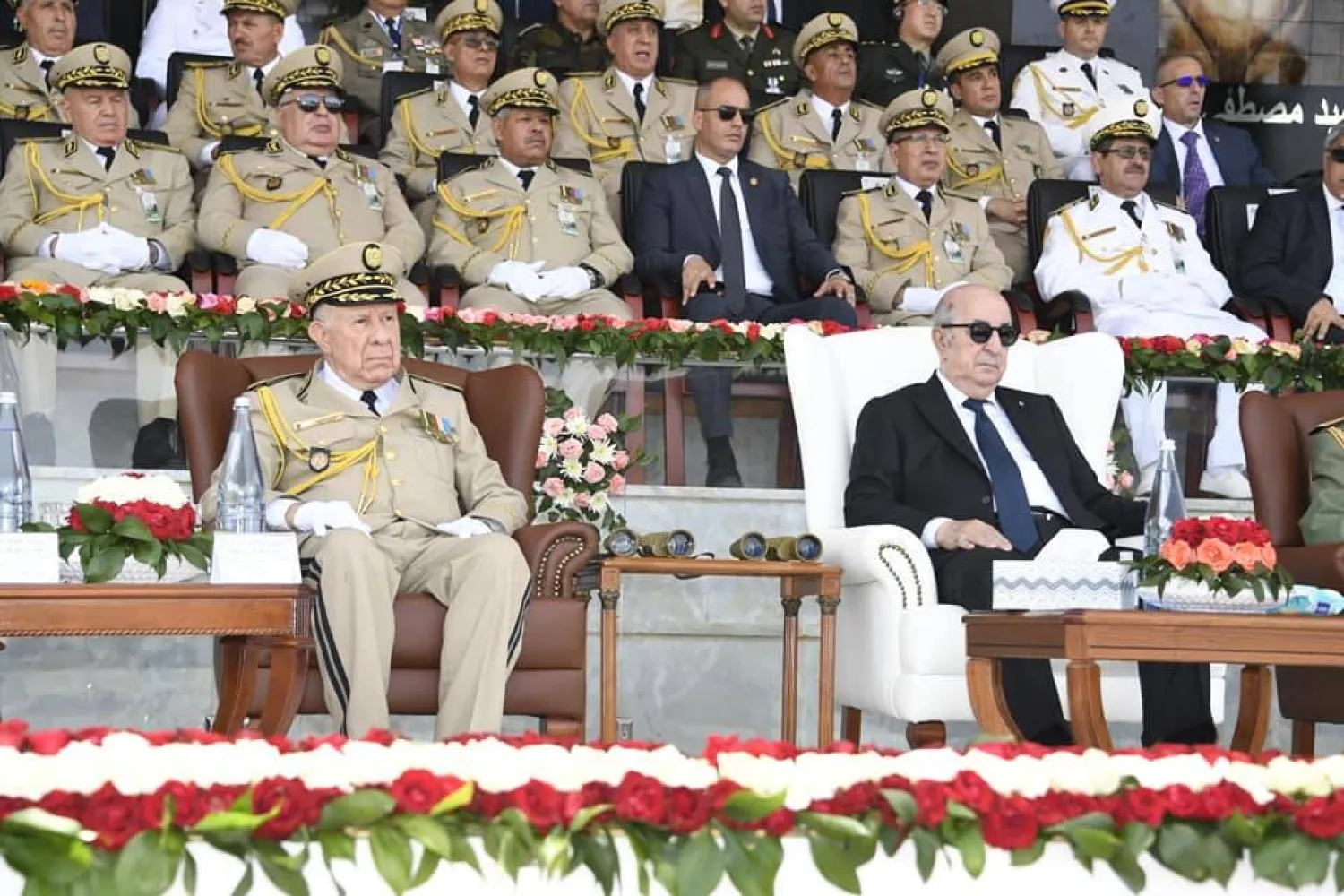 الرئيس عبد المجيد تبون ورئيس الأركان سعيد شنقريحة يتابعان استعراضاً عسكرياً سابقاً (الجيش الجزائري)