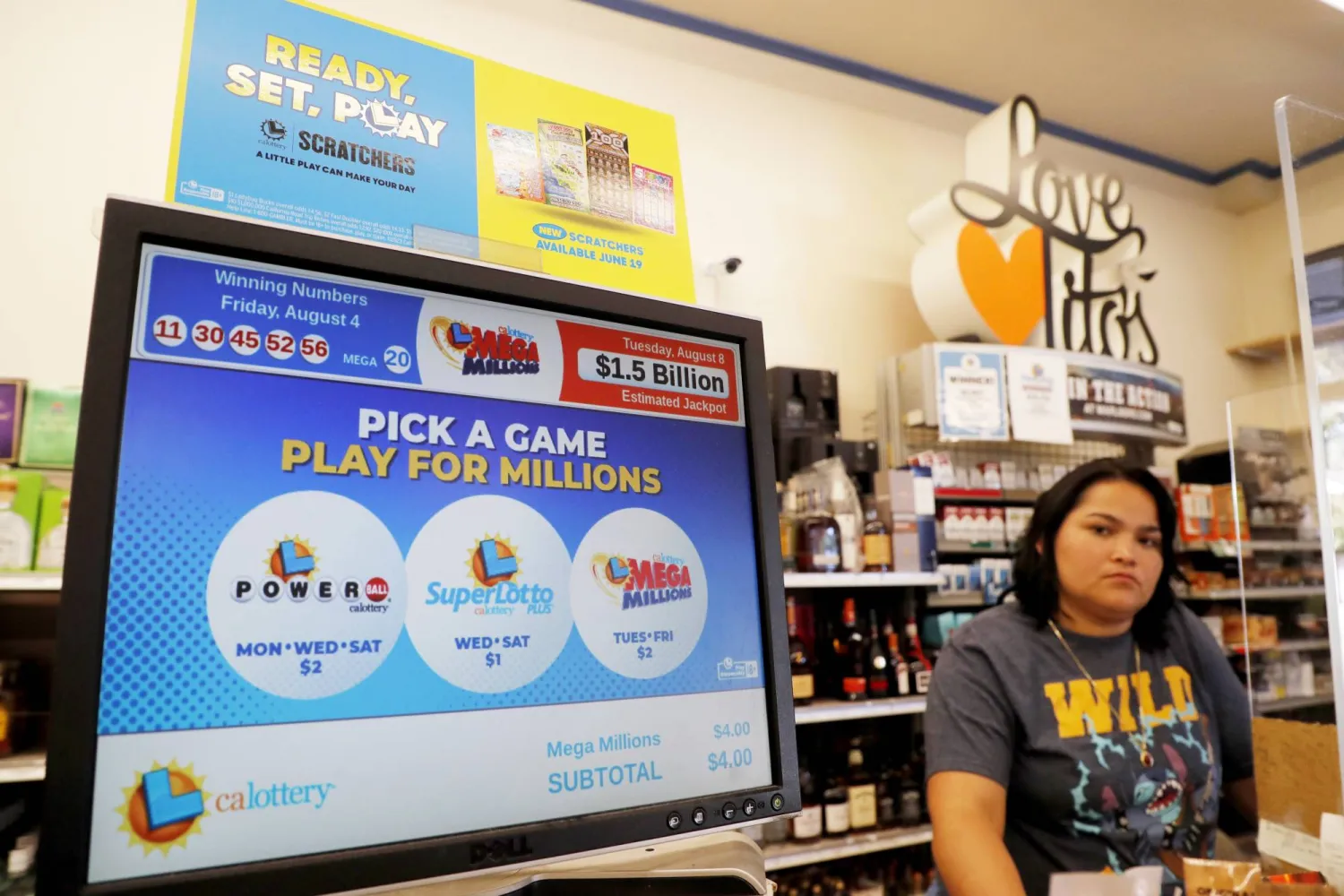 شاشة رقمية تعرض أكبر جائزة يانصيب ميغا مليونز بقيمة 1.5 مليار دولار في متجر دونات في أوكلاند بكاليفورنيا (إ.ب.أ)