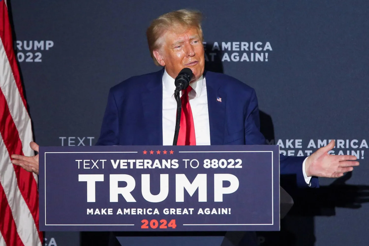 الرئيس الأميركي السابق والمرشح الجمهوري للرئاسة دونالد ترمب يتحدث خلال تجمع انتخابي في ويندهام - نيو هامبشاير(رويترز)