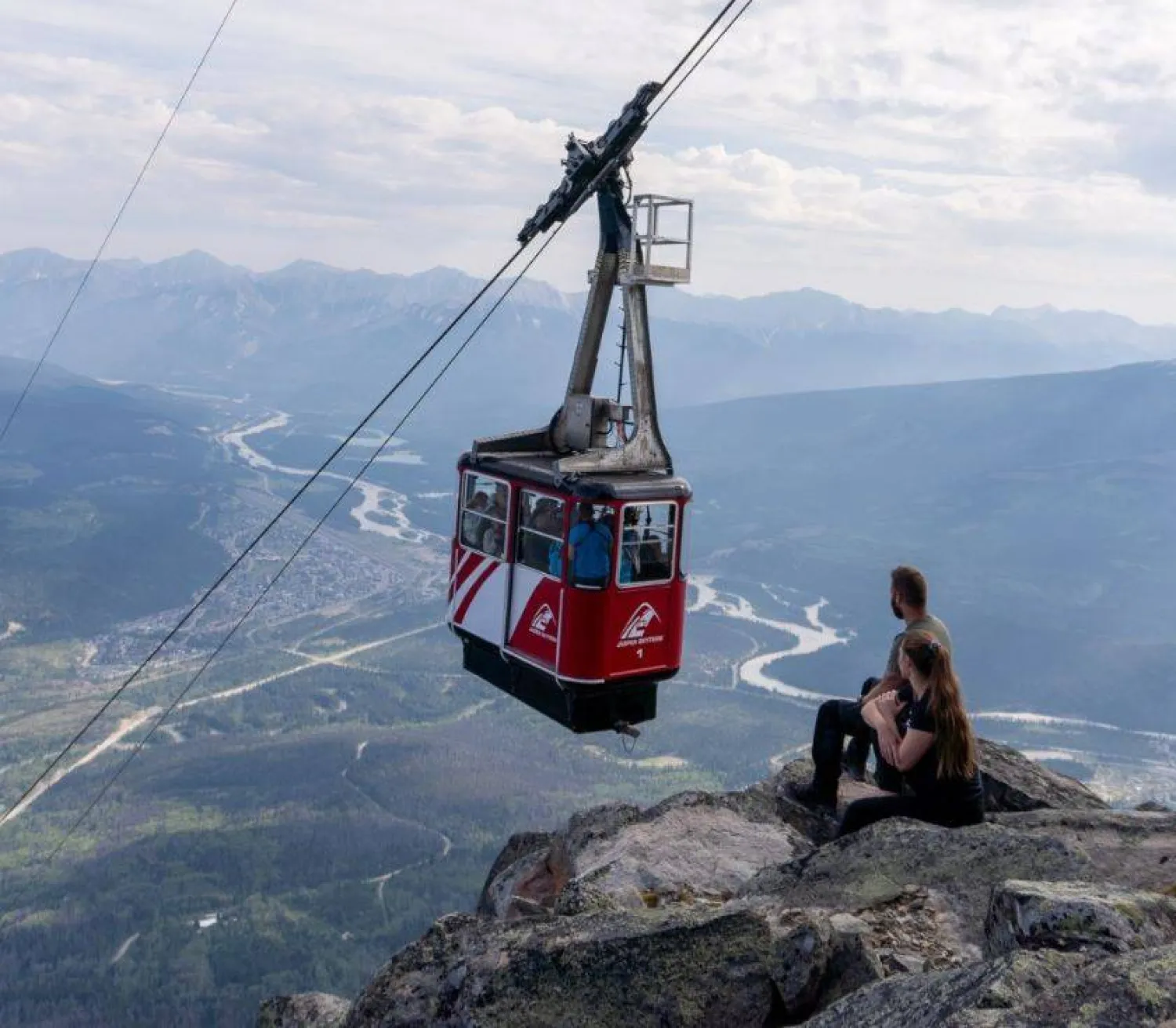 تلفريك بأعلى جبال روكي (حساب غاسبر ترامواي- «إنستغرام»)