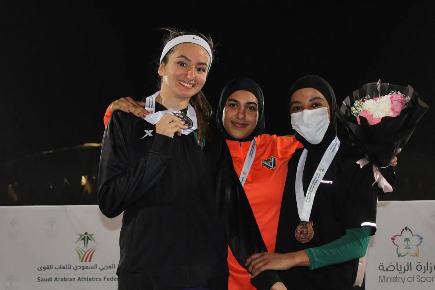 السعودية يارا أبو الجدايل (يساراً) بعد إحدى مشاركاتها في ألعاب القوى (الشرق الأوسط)