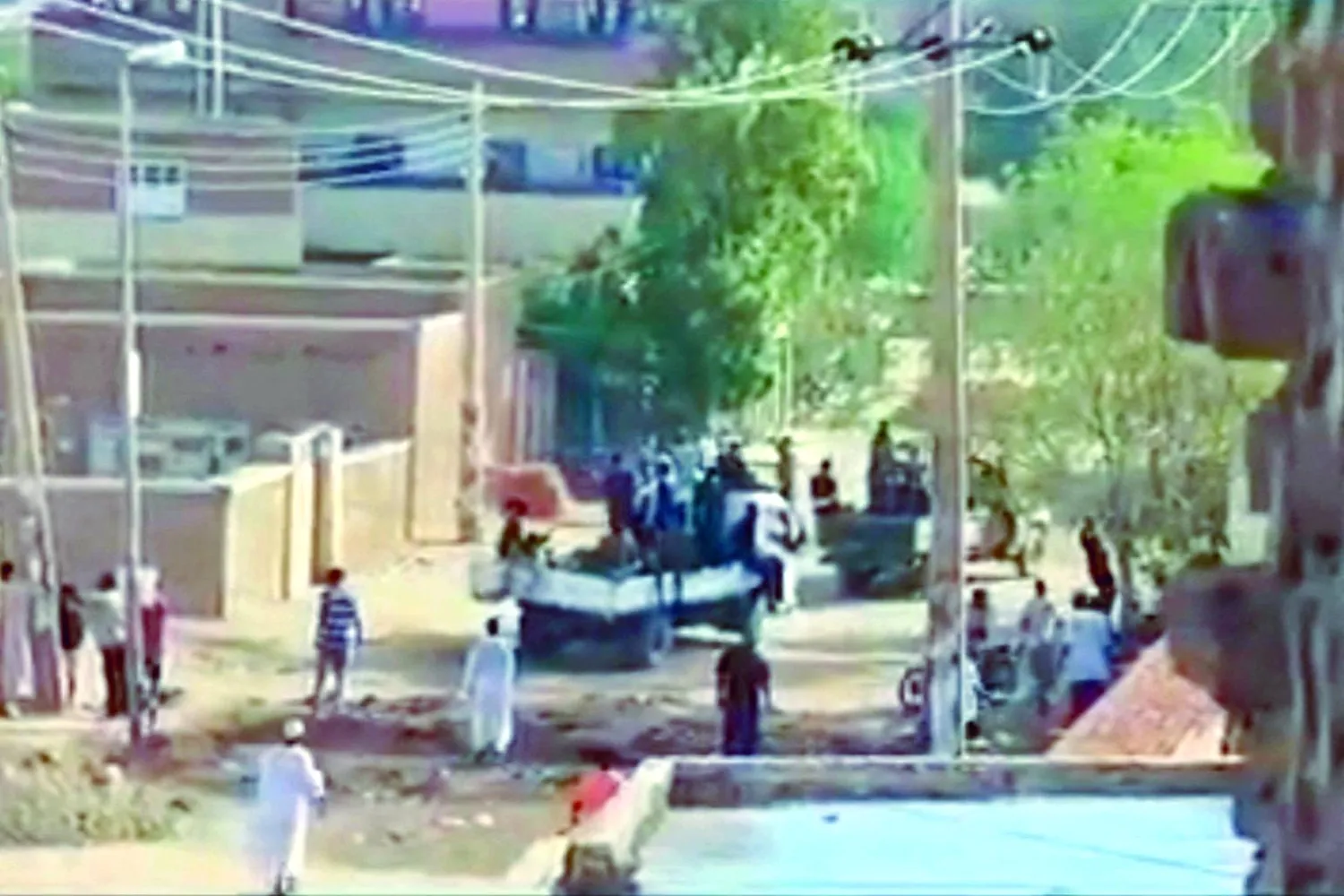 لقطة من فيديو تُظهر جنوداً من القوات المسلّحة السودانية يقودون مركبات عسكرية في أحد شوارع أمدرمان (أ.ف.ب)