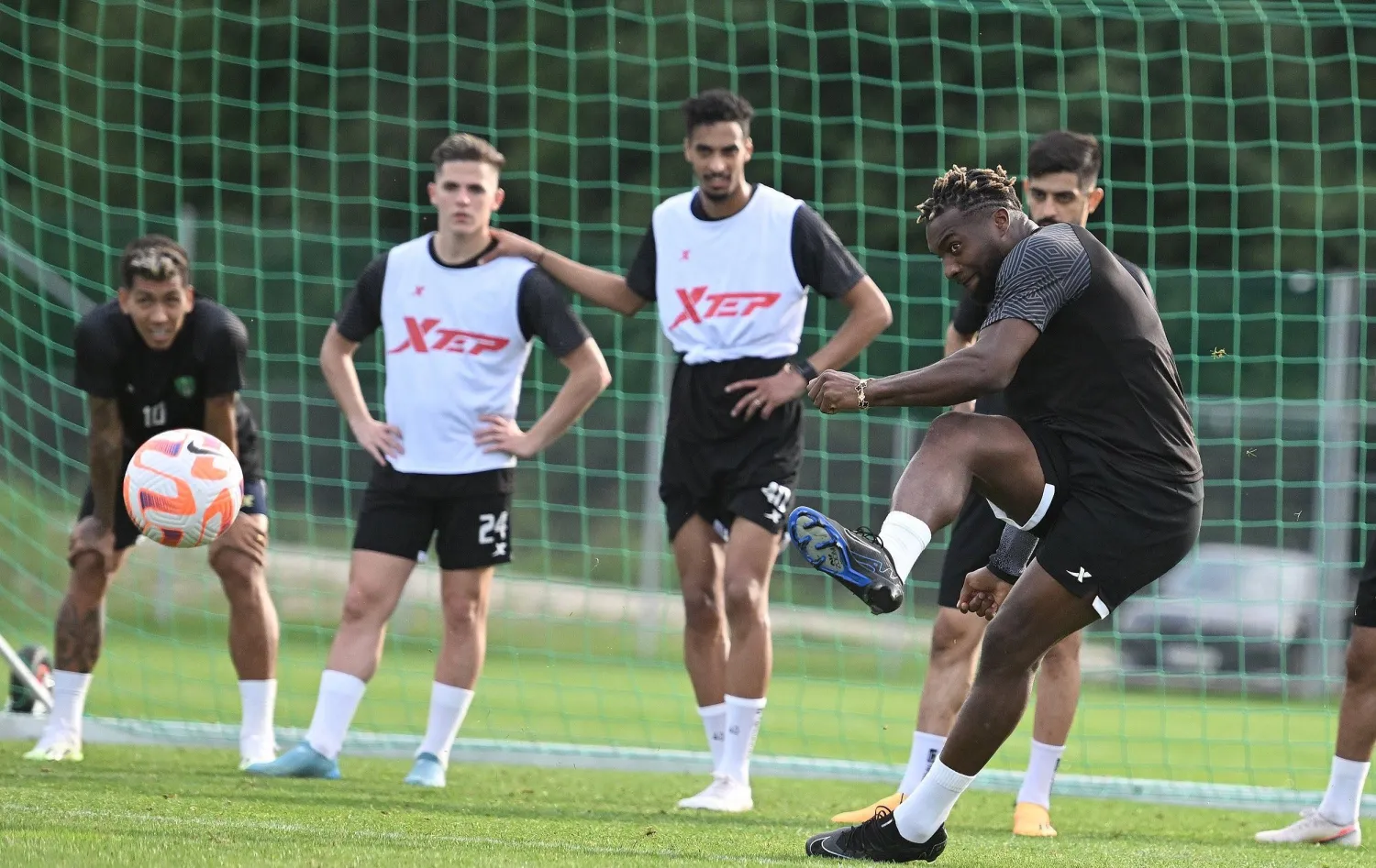 ماكسيمان خلال تدريبات «الأهلي» (النادي الأهلي)