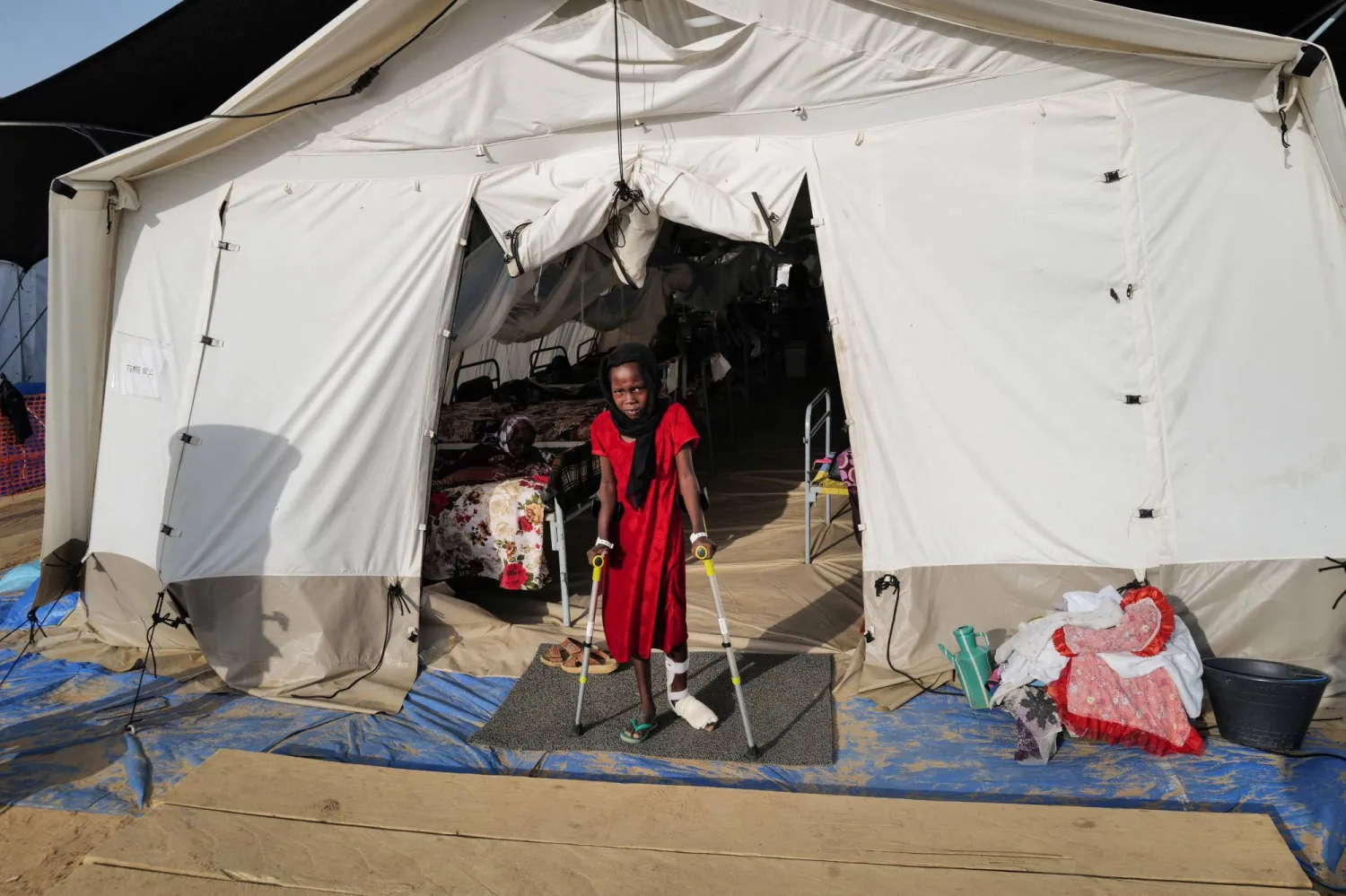 طفلة سودانية أمام أحد مستشفيات «أطباء بلا حدود» في السودان (رويترز)