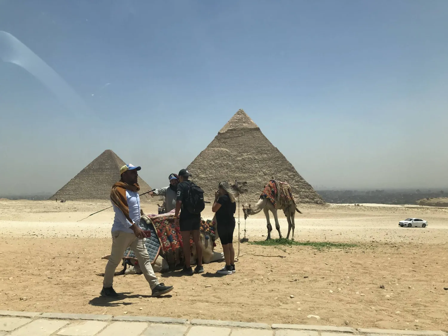 سائحون أجانب ومحليون أعربوا اعن استيائهم من المضايقات في الأهرامات (الشرق الأوسط)