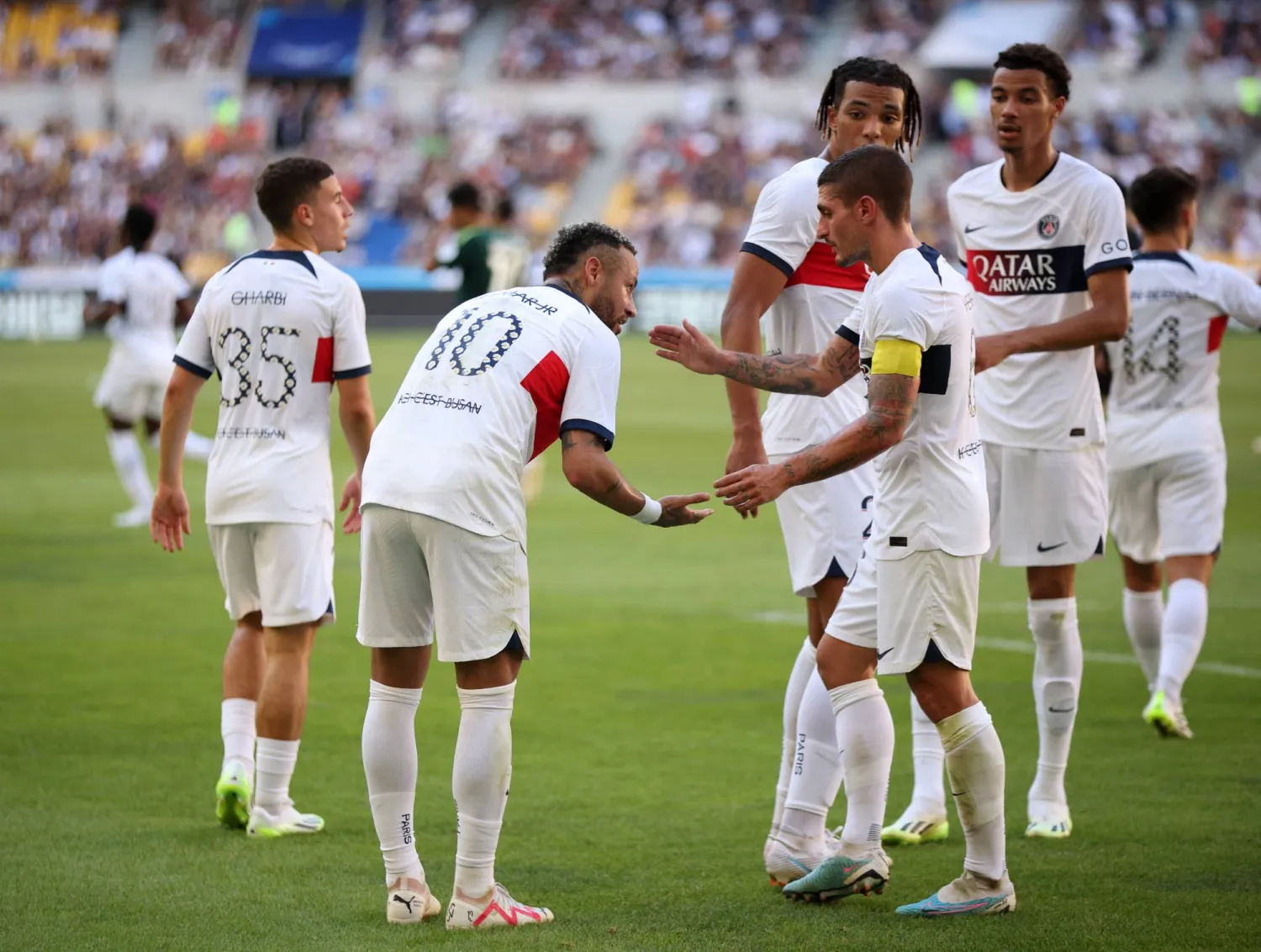 لويس إنريكي أبلغ نيمار وفيراتي بعدم الاهتمام بهم في الموسم الجديد (رويترز)