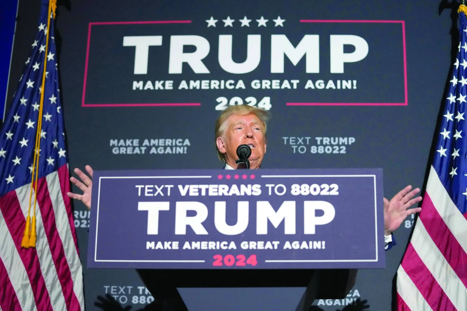 
ترمب يخاطب أنصاره في مهرجان انتخابي بنيوهامشير أمس (أ.ب)