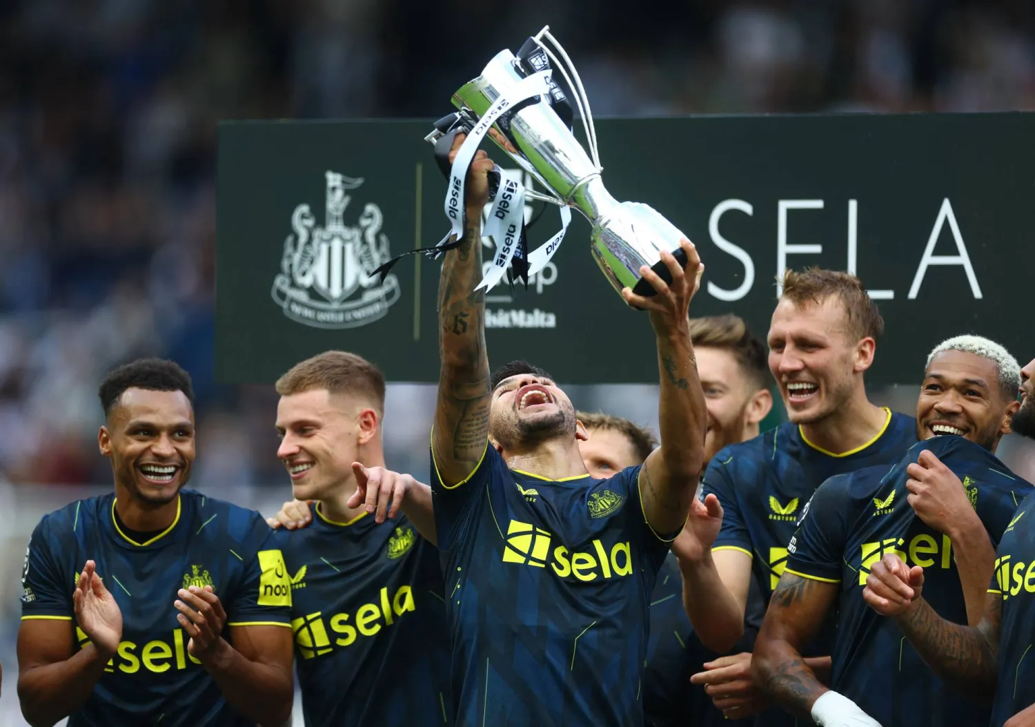 لاعبو نيوكاسل بعد الفوز علىى فياريال  والحصول  على "كأس صلة" في دورة ودية  (رويترز)