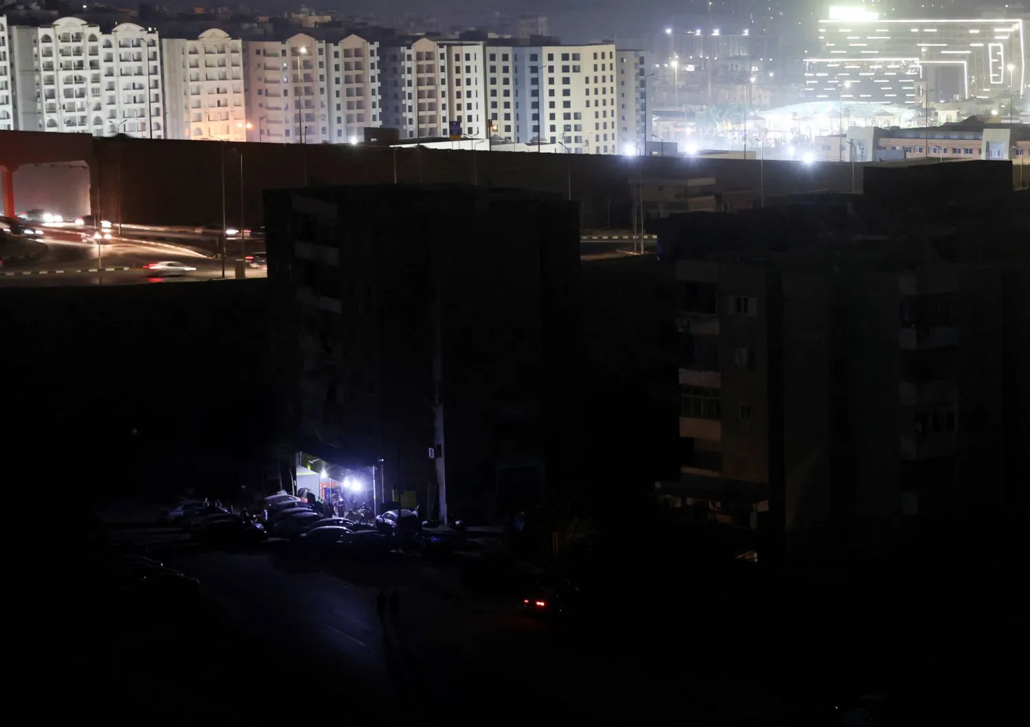  مناطق مظلمة مختلفة في منطقتي زهراء المعادي والقطامية بالعاصمة القاهرة خلال انقطاع التيار الكهربائي (رويترز)