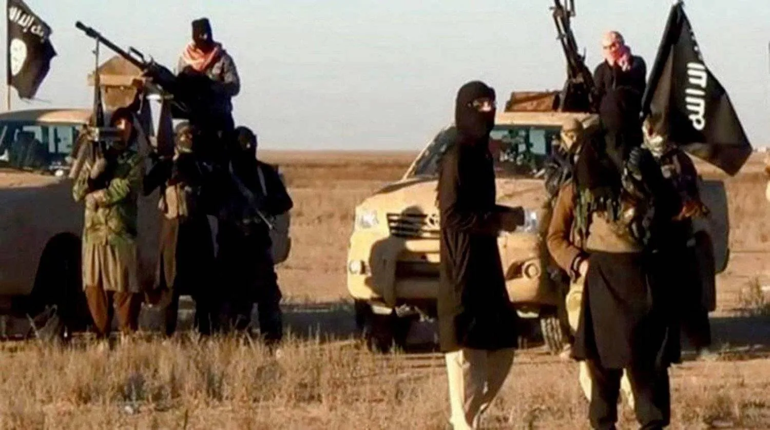 عناصر من تنظيم «داعش» في بادية حماة (أرشيفية - المرصد السوري)