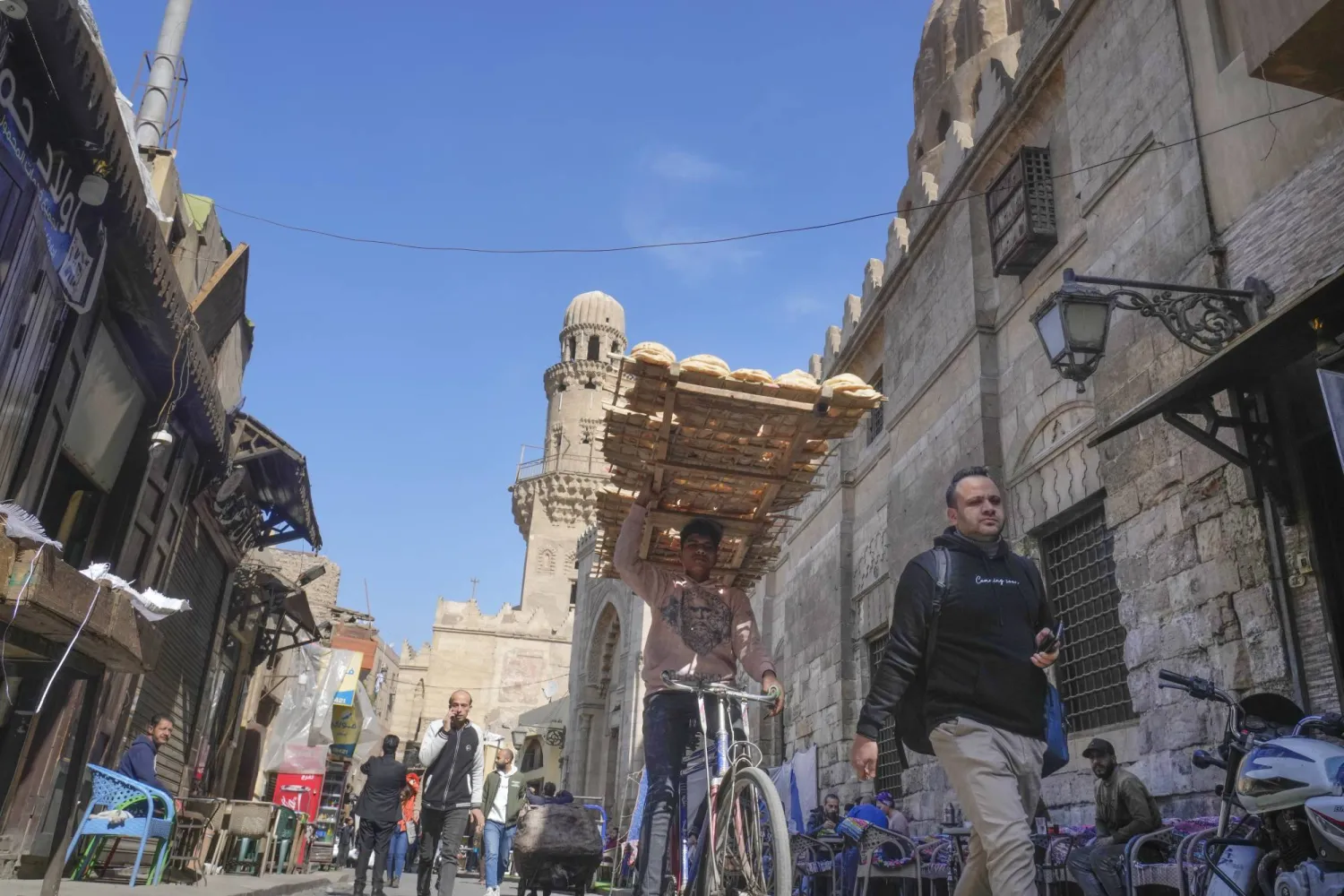 بائع خبز في أحد شوارع العاصمة المصرية القاهرة... فيما أظهرت البيانات ارتفاع التضخم إلى أعلى مستوياته على الإطلاق في يوليو الماضي (أ.ب)