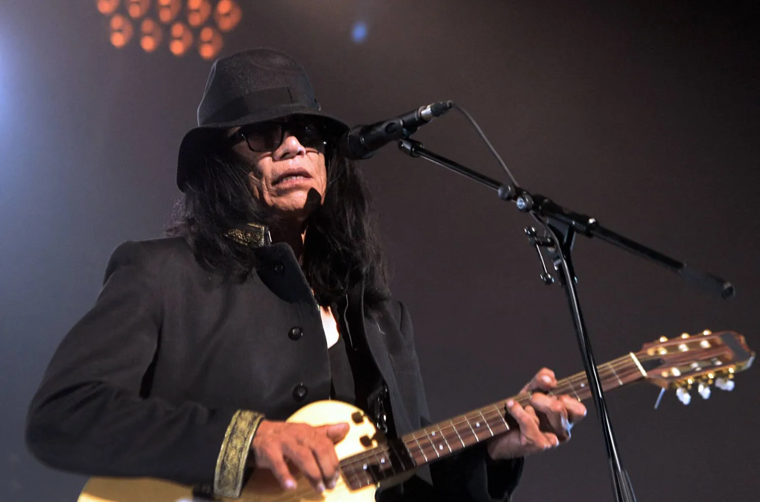 المغنّي الأميركي سيكستو رودريغيس الذي بقي منسياً لفترة طويلة (أ.ف.ب)