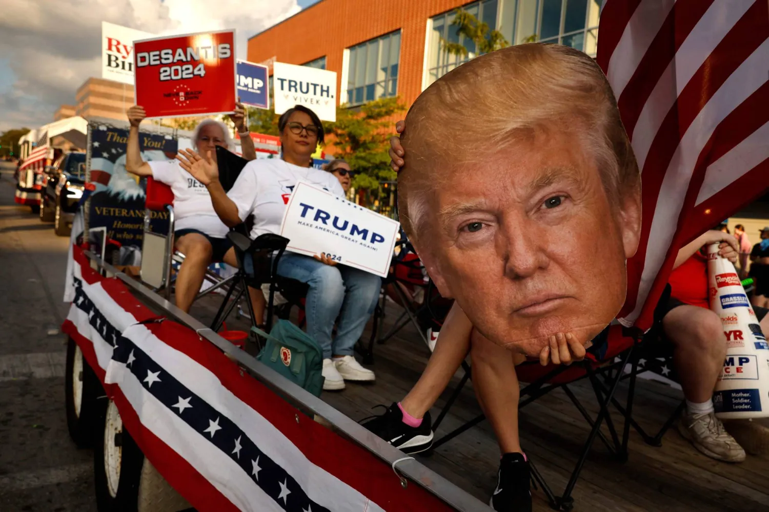 جمهوريون مؤيدون لترمب خلال العرض التقليدي في ولاية أيوا الأربعاء (أ.ف.ب)