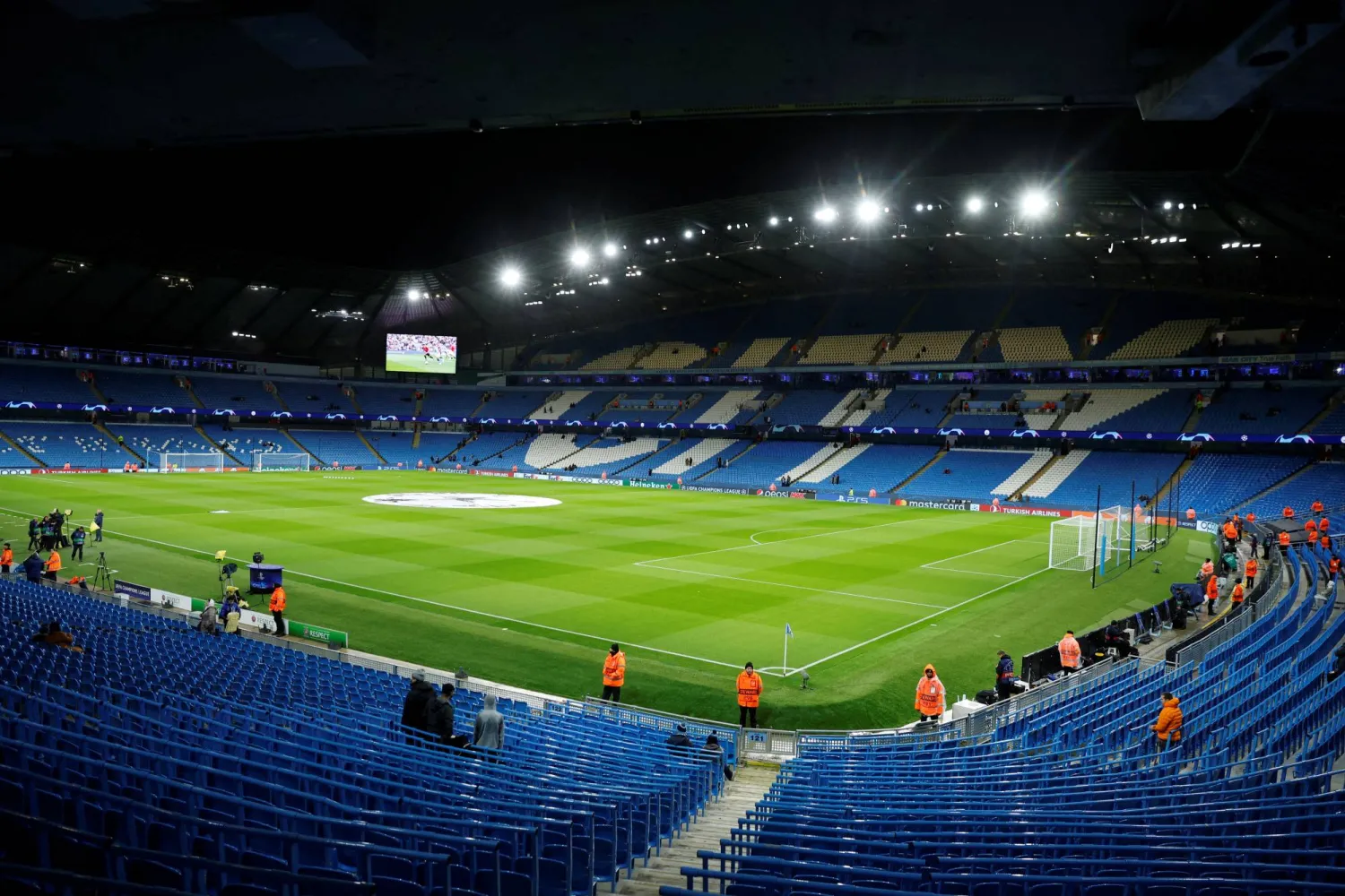 مانشستر سيتي حامل اللقب الذي يستهدف التقدم بثلاث نقاط (رويترز)