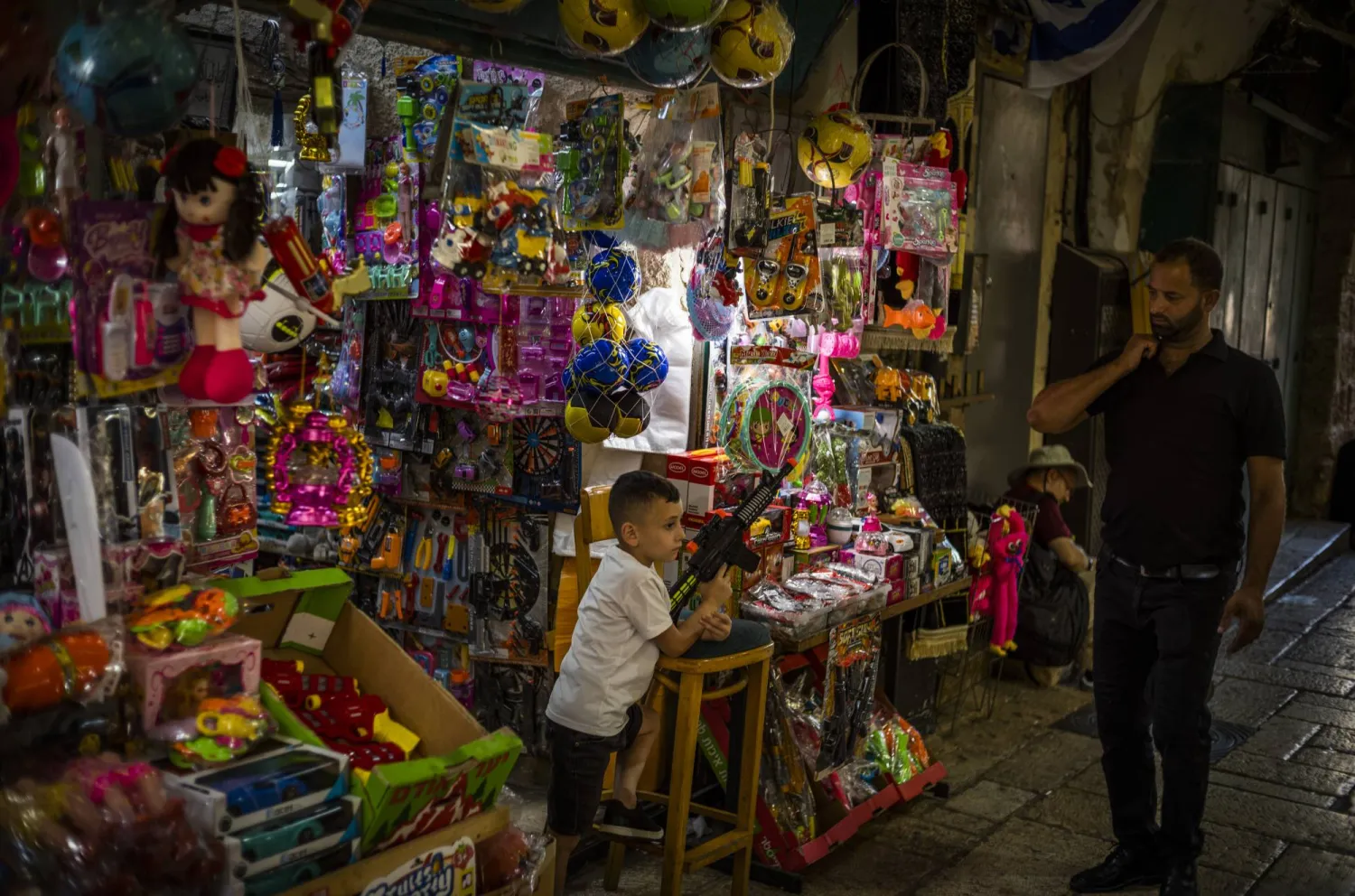 طفل فلسطيني في متجر بالبلدة القديمة في القدس (د.ب.أ)