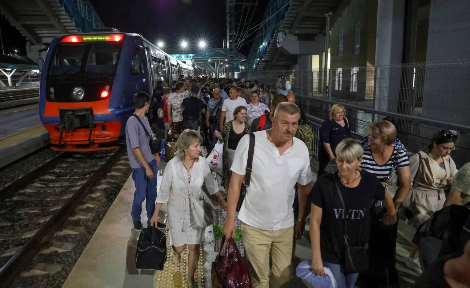 قطارات على جسر كيرتش الذي يربط القرم بالبر الروسي (رويترز)