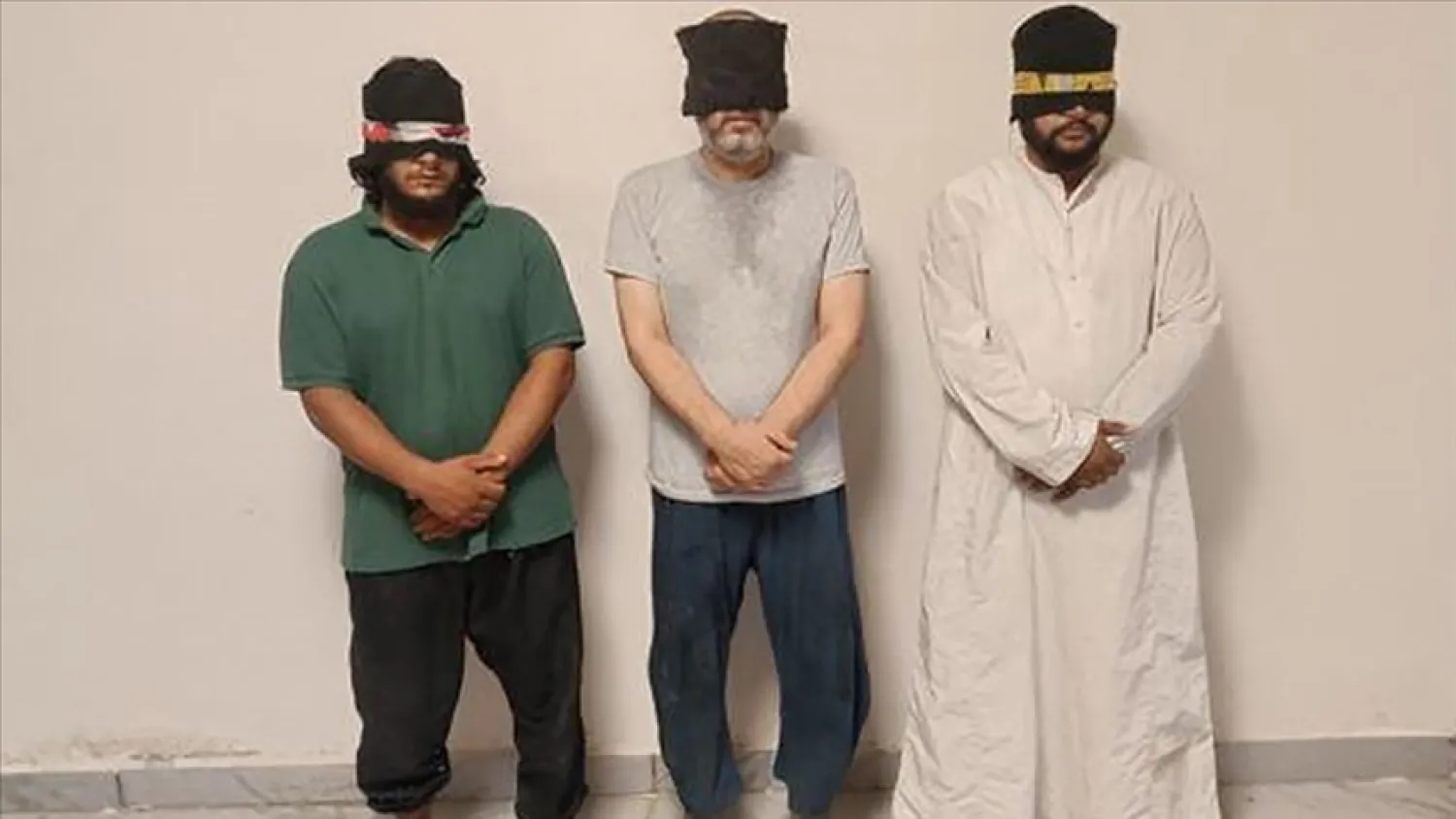 صورة موزعة من المخابرات التركية لثلاثة عناصر من «داعش» ألقي القبض عليهم شمال سوريا