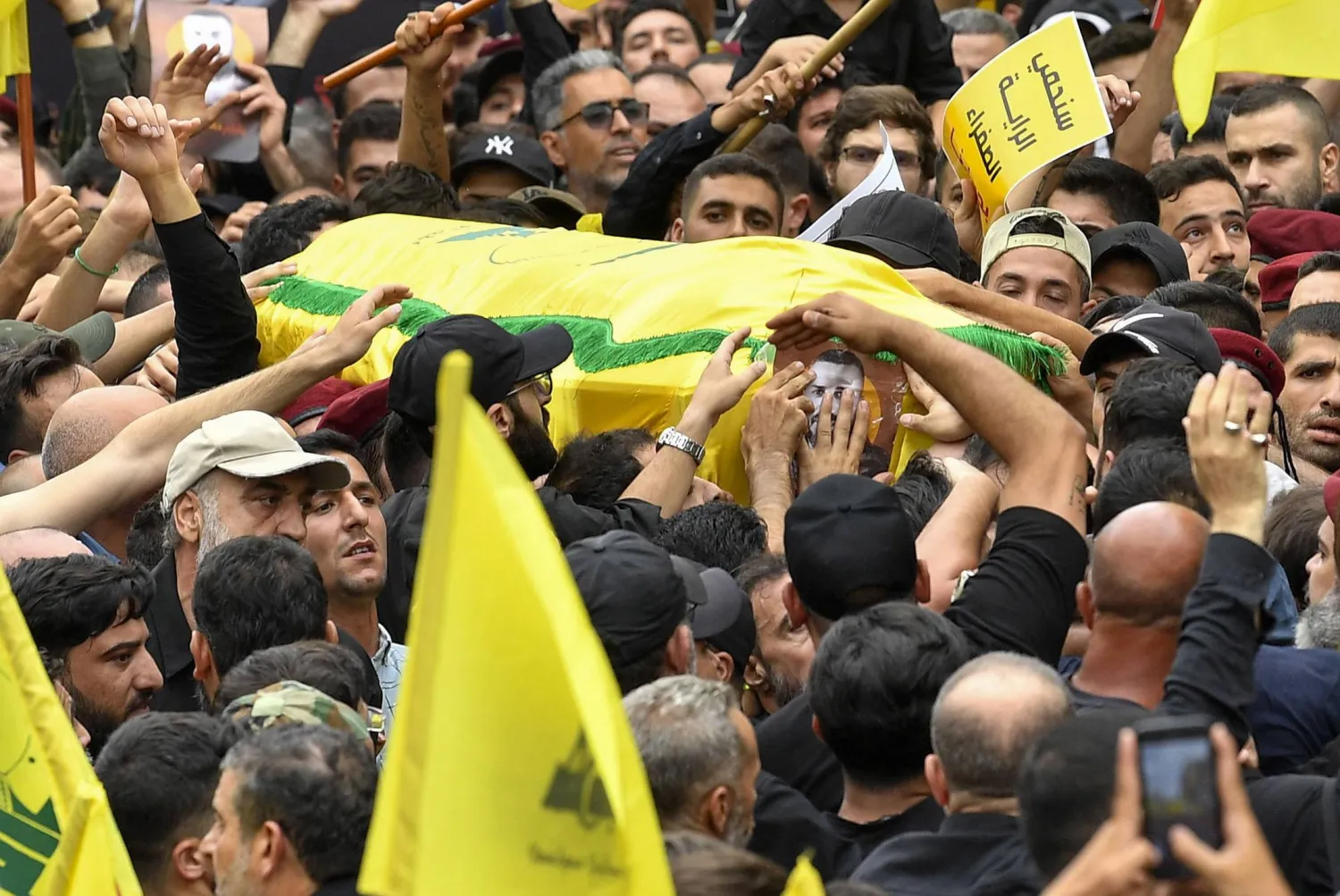 من تشييع العنصر في «حزب الله» أحمد قصاص الذي قتل في الاشتباك في منطقة الكحالة (إ.ب.أ)