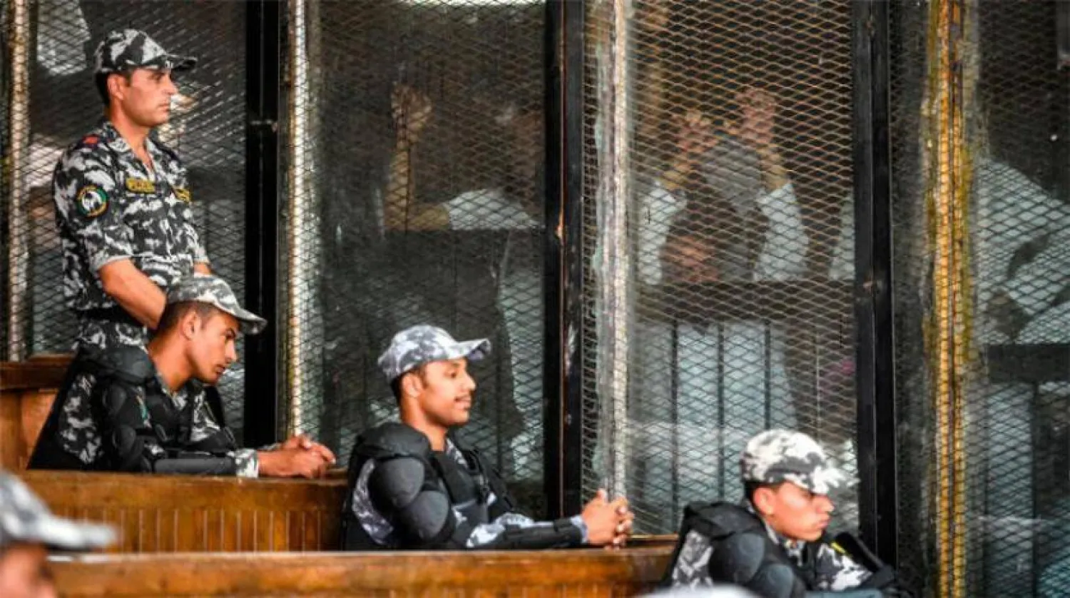 جانب من محاكمة سابقة لعناصر «الإخوان» في مصر (أ.ف.ب)