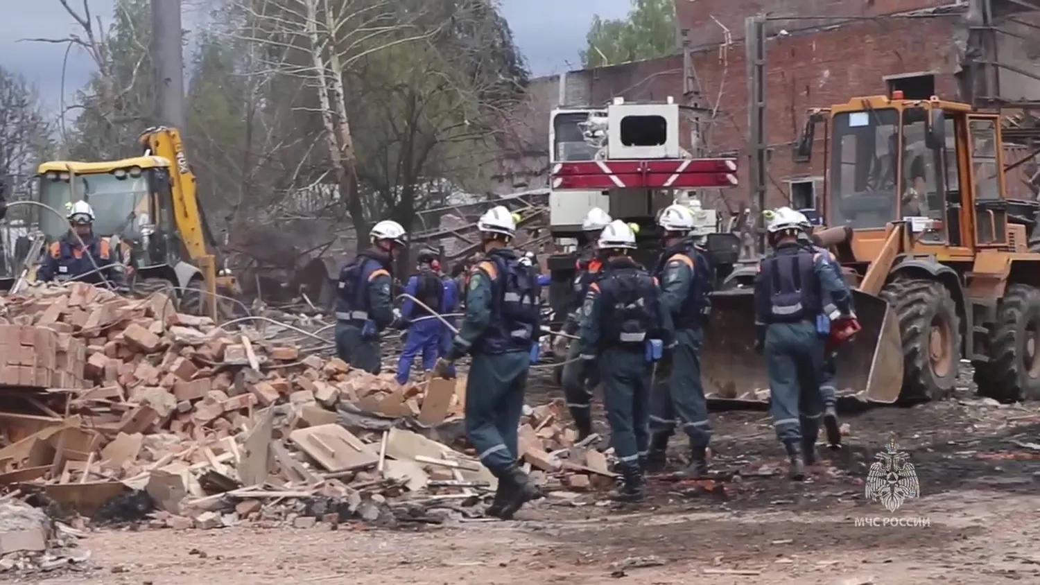 عمال الطوارئ الروس خلال تفقد موقع انفجار مصنع للبصريات في منطقة موسكو (أ.ب)