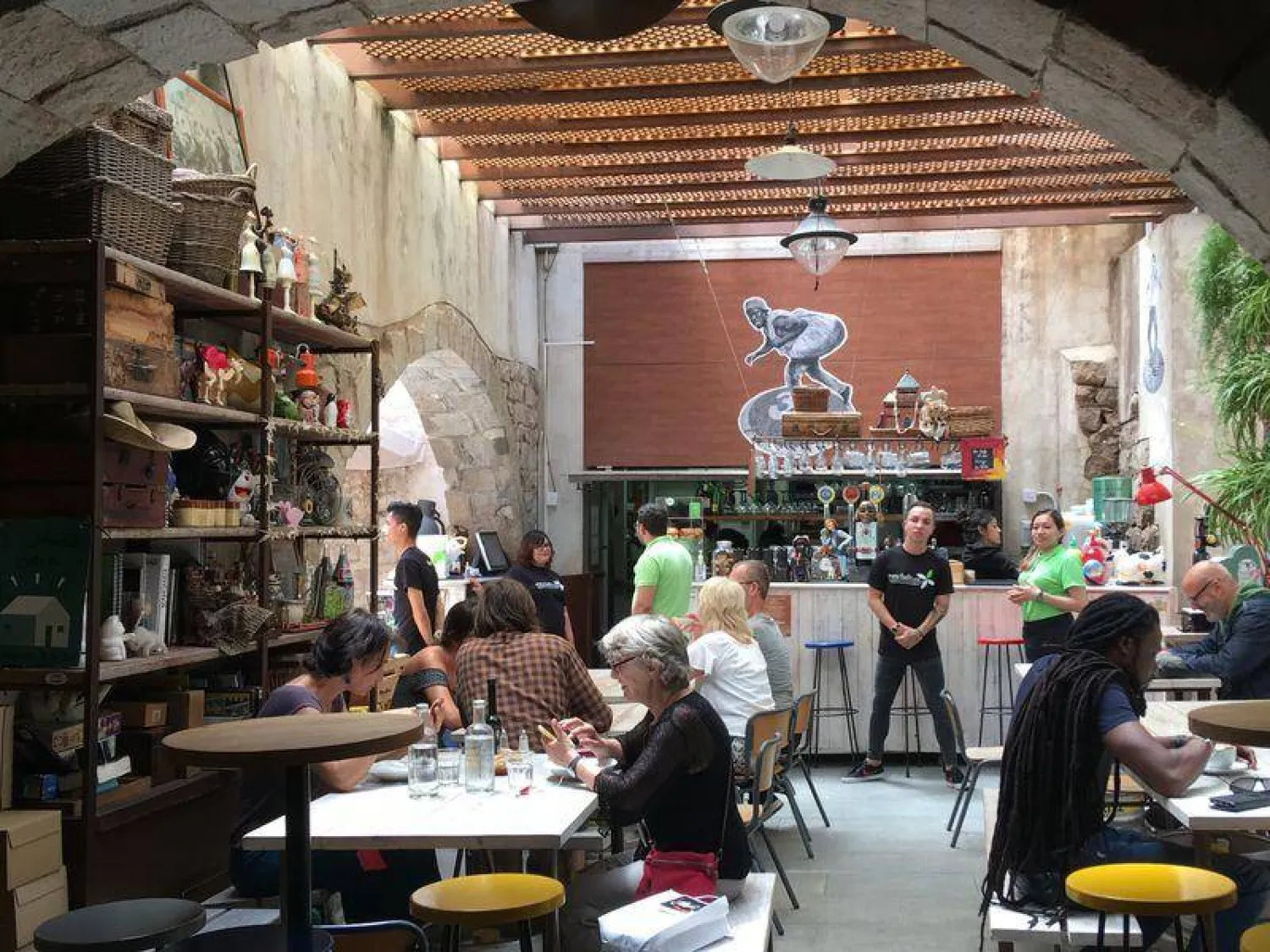 من داخل أحد مطاعم برشلونة بإسبانيا في 8 يونيو 2018 (رويترز)