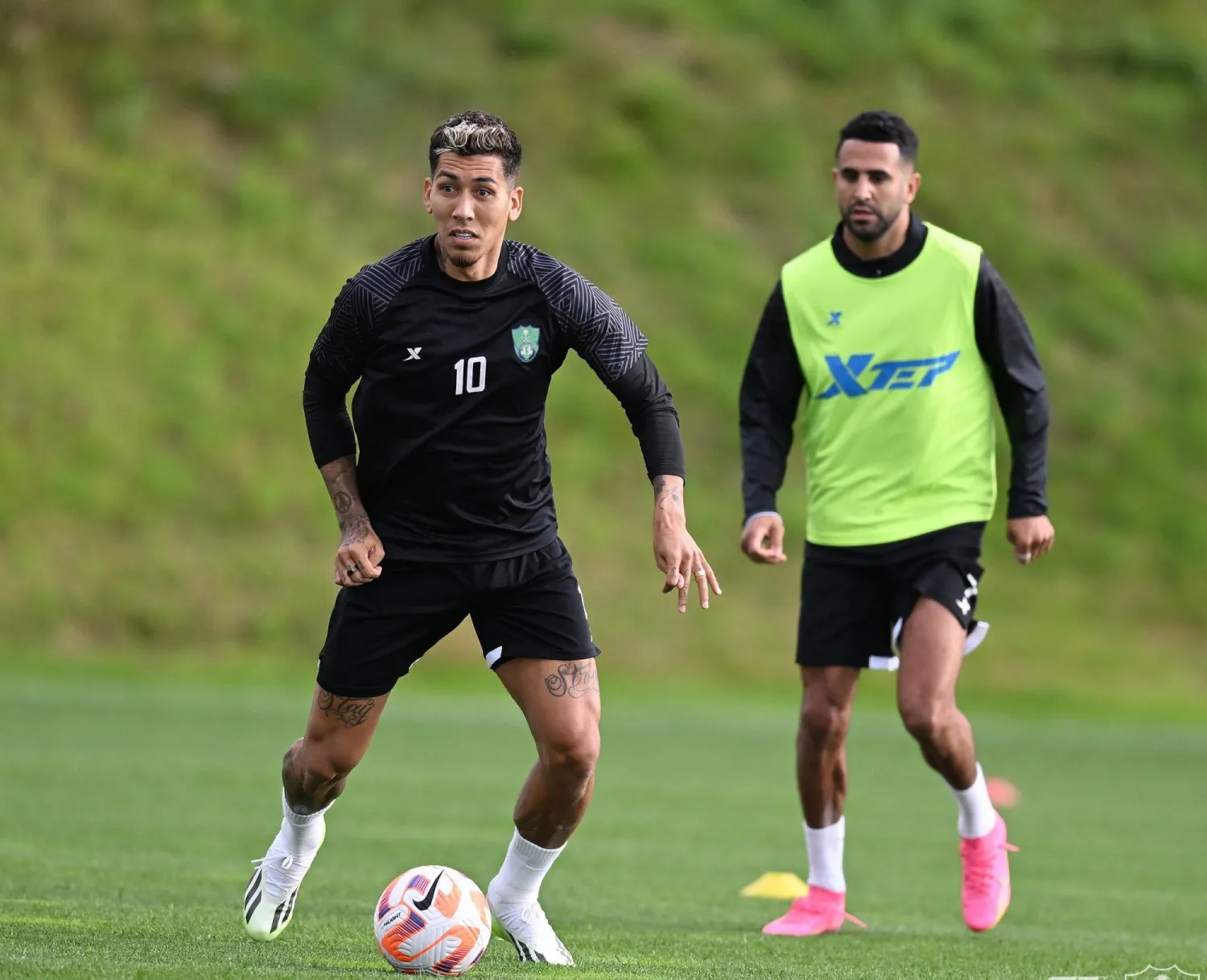 الأضواء مسلطة على فيرمينيو ومحرز في أول ظهور بالملاعب السعودية (النادي الأهلي)