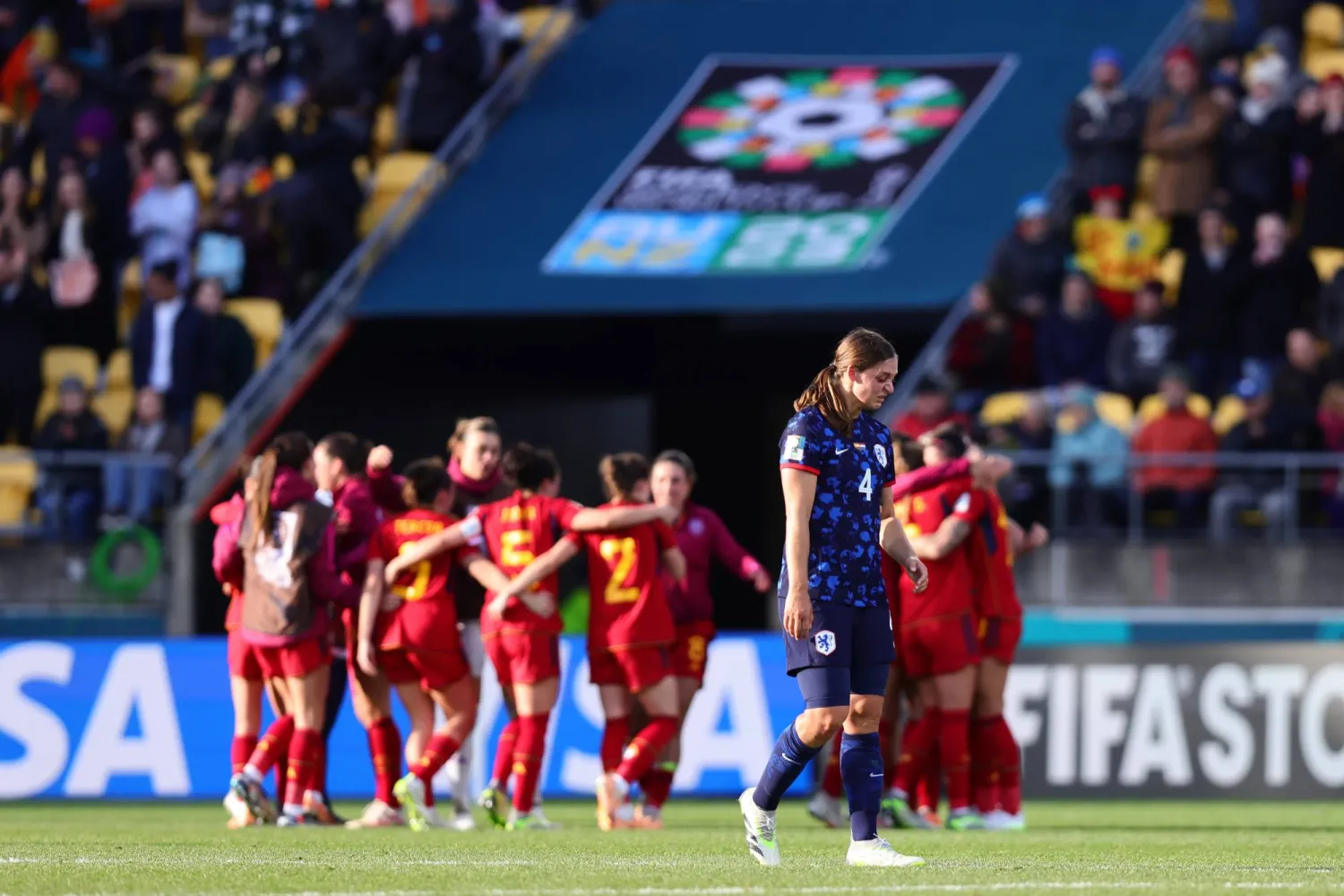 لاعبات إسبانيا يحتفلن بالتأهل التاريخي (إ.ب.أ)