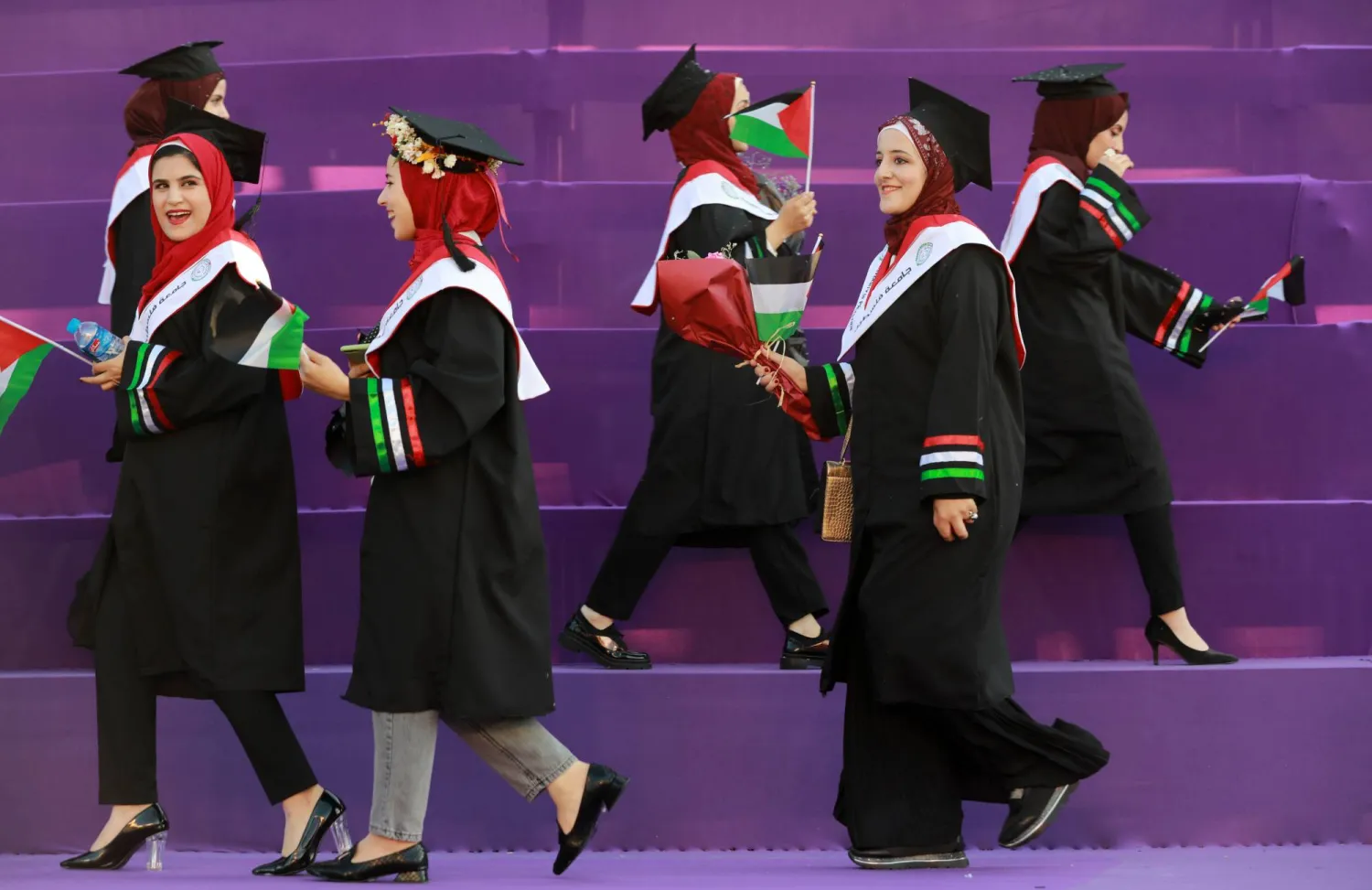 طالبات فلسطينيات في حفل تخرجهن بجامعة فلسطين وسط قطاع غزة 28 يوليو 2021 (غيتي)