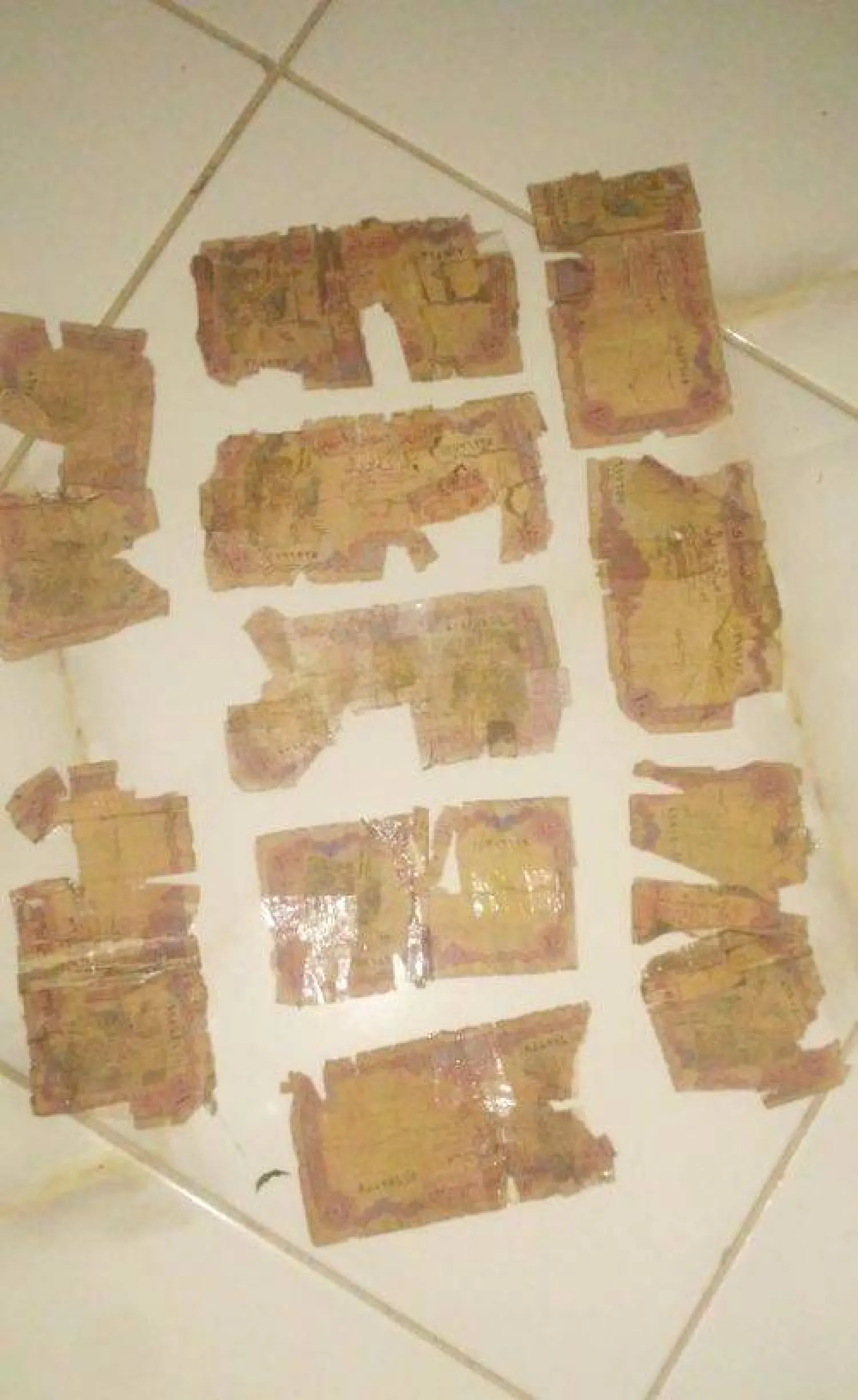  أوراق نقدية يمنية مهترئة من فئة 100 ريال (فيسبوك)