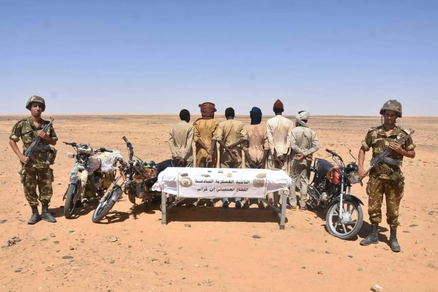 صورة عن نشاط الجيش في تعقب المهربين بالصحراء (وزارة الدفاع الجزائرية)