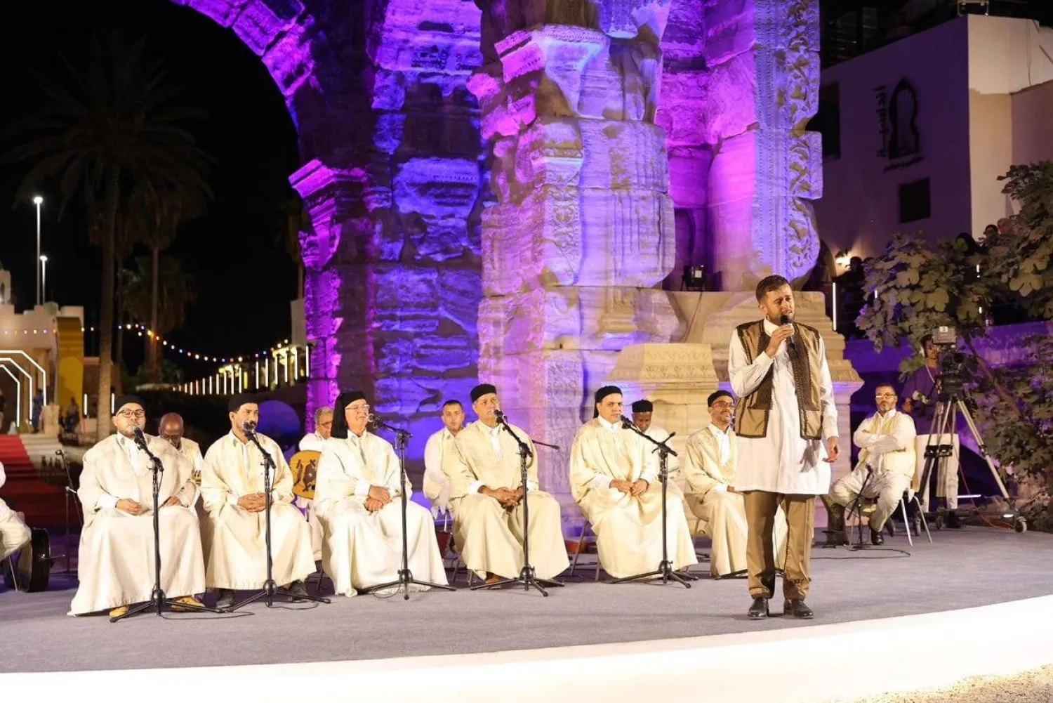 فرقة موسيقية تفتتح المهرجان أمام قوس ماركوس (حكومة الوحدة)