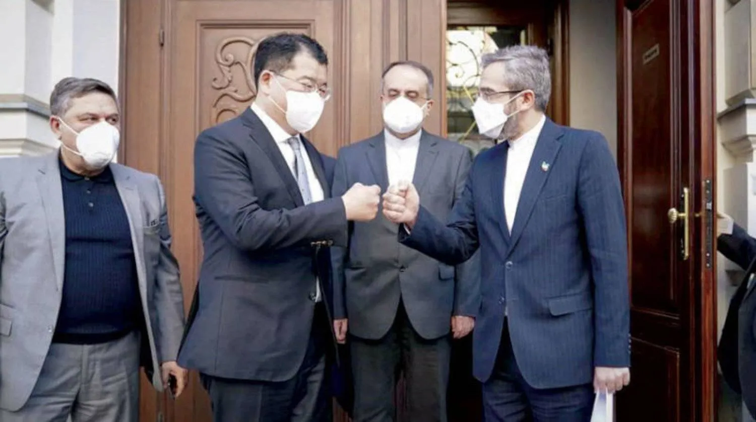 نائب وزير الخارجية الكوري الجنوبي تشوي جونغ كون ونظيره الإيراني علي باقري كني على هامش المفاوضات النووية في فيينا يناير 2022 (أرشيفية - الخارجية الكورية الجنوبية)