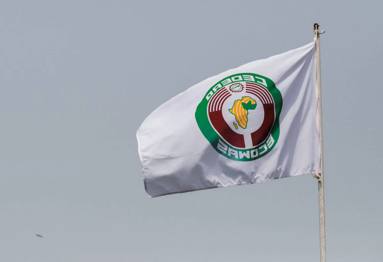 علم المجموعة الاقتصادية لدول غرب أفريقيا «إيكواس» خلال قمة المجموعة في أكرا بغانا في 25 مارس 2022 (رويترز)