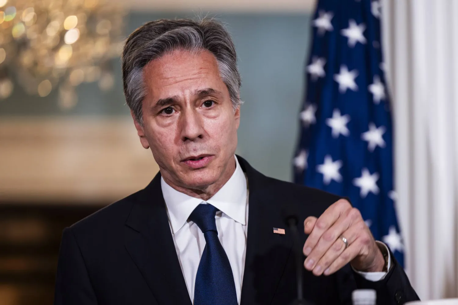 بلينكن يتحدث خلال مؤتمر صحافي مع نظيرته المكسيكية أليسيا بارسينا إبارا في وزارة الخارجية في واشنطن أمس (إ.ب.أ)