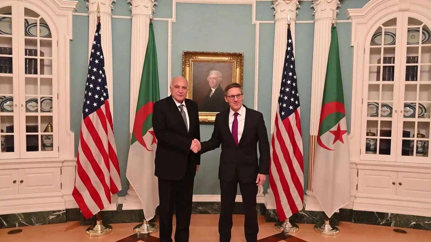 وزير خارجية الجزائر مع مساعد وزير الخارجية ديريك شولي (الخارجية الجزائرية)