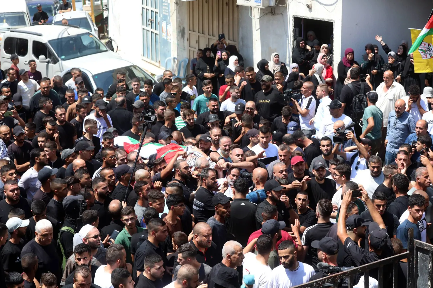 لف جثمان محمود جراد بالعلم الفلسطيني (إ.ب.أ)