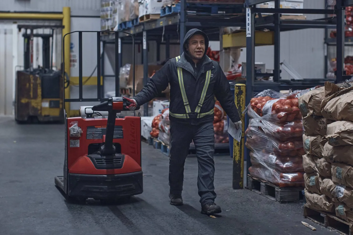 عامل ينقل بضائع في إحدى الأسواق بمقاطعة برونكس في مدينة نيويورك الأميركية (أ.ب)