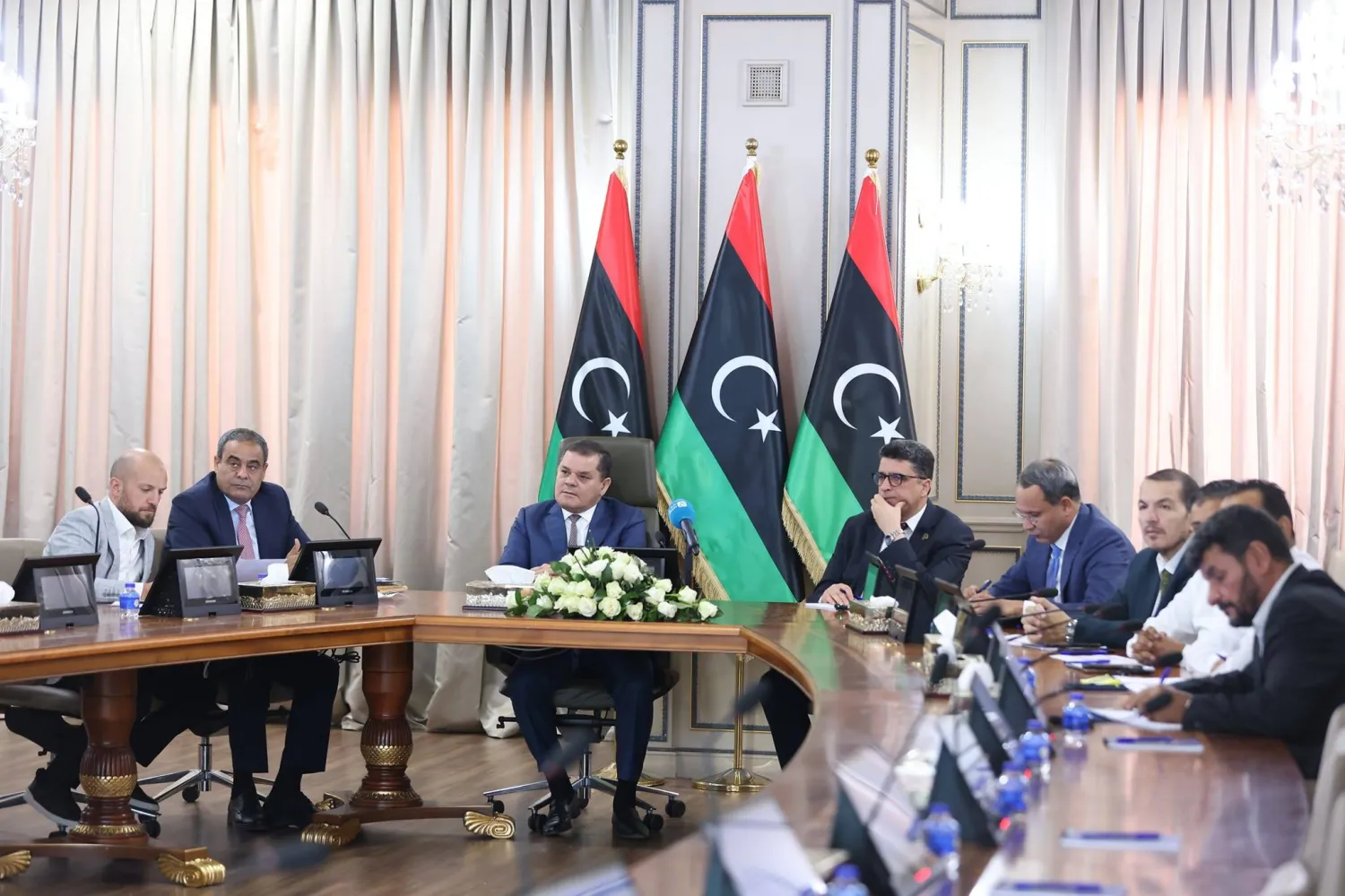 الدبيبة ورئيس ديوان المحاسبة خالد شكشك يتابعان عبر شاشة عرض انطلاق أعمال صيانة وتطوير عدد من الطرق (حكومة الوحدة)