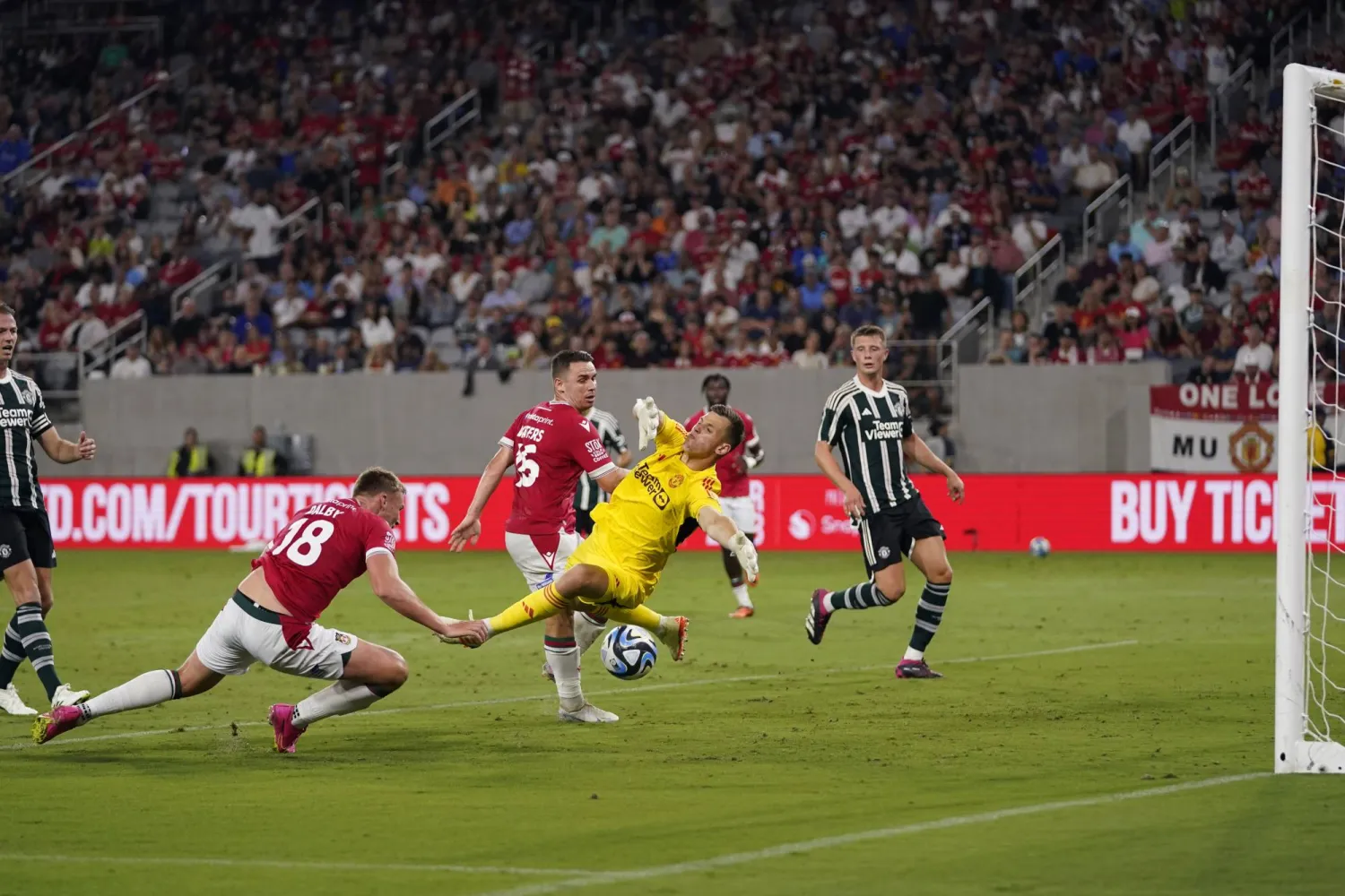 هزيمة يونايتد المفاجئة أمام ريكسهام كشفت عن ثغرات يجب علاجها (أ.ب)