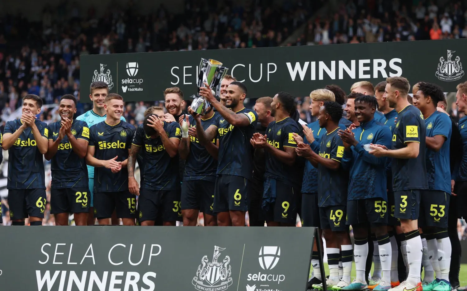 نيوكاسل بعد فوزه بدورة "كأس صلة" الودية التي استضافها في نسختها الأولى بعد فوز كاسح على فيا ريال (رويترز)