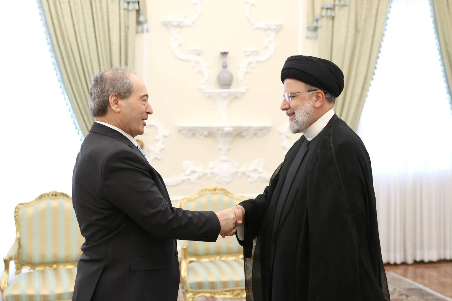 الرئيس إبراهيم رئيسي يستقبل وزير خارجية سوريا فيصل مقداد بطهران في 1 أغسطس الحالي (د.ب.أ)