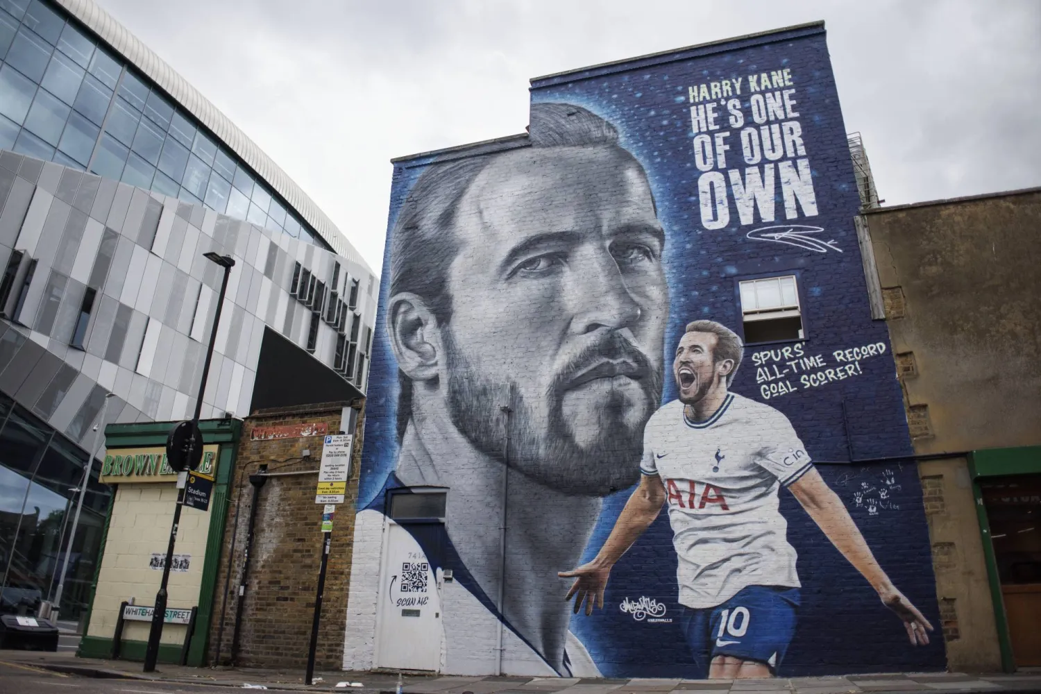 جدارية للاعب هاري كين بالقرب من ملعب توتنهام (د.ب.أ)