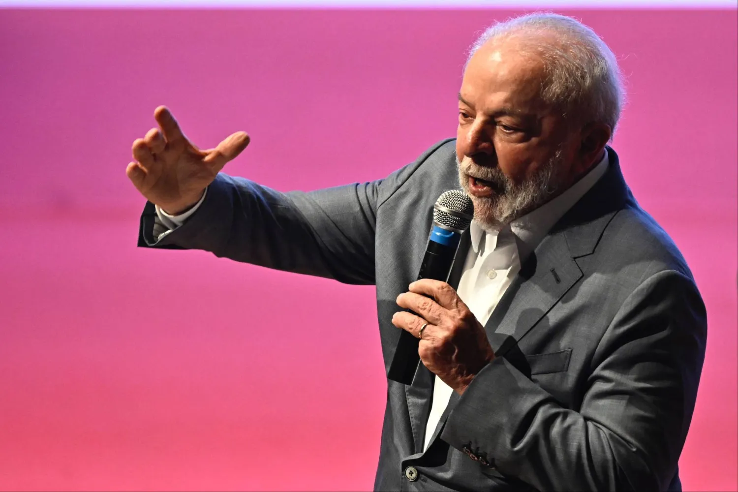 الرئيس البرازيلي لولا دا سيلفا يتحدث خلال حفل إطلاق برنامج تسريع النمو التابع للحكومة الفيدرالية بمسرح البلدية في ريو دي جانيرو بالبرازيل في 11 أغسطس 2023 (أ.ف.ب)