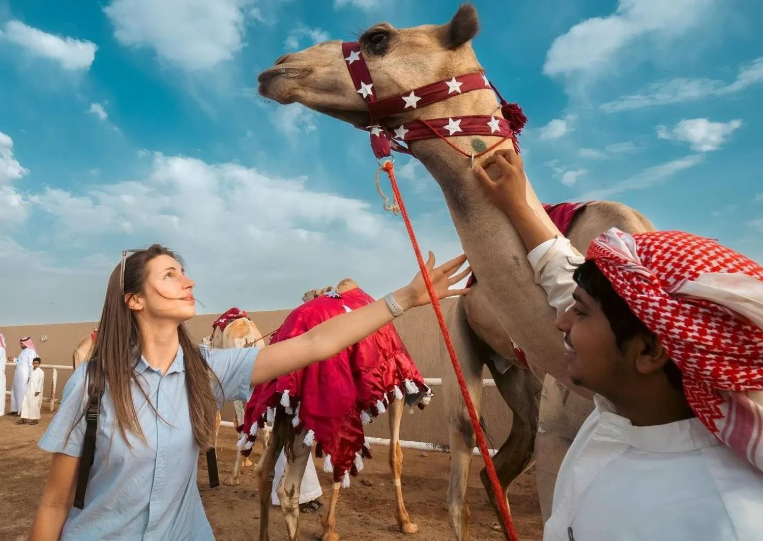 سائحة أجنبية خلال زيارتها «مهرجان الهجن» في الطائف (واس)