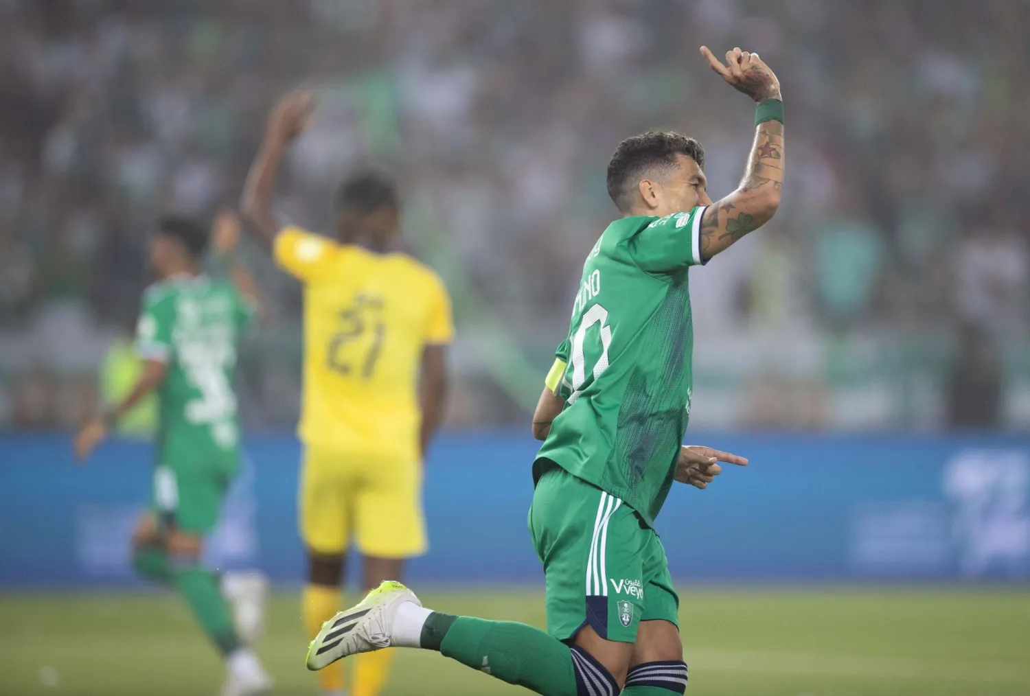 فيرمينو محتفلاً بهدفه الأول في شباك «الحزم» (تصوير: عدنان مهدلي)